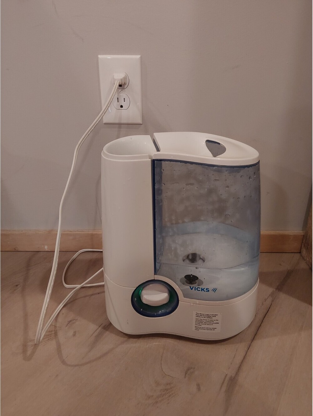 Vicks V750 Warm Mist Room Humidifier 1.0 Gallon Capacity